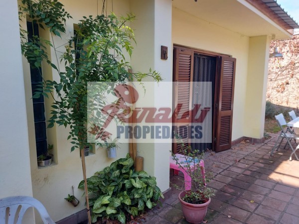 Venta Casa estilo Uruguay 1300, 4/5 habitaciones, garage, quincho, parrillero. Excelente calidad.
