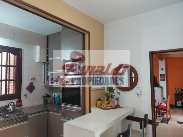 Venta Casa estilo Uruguay 1300, 4/5 habitaciones, garage, quincho, parrillero. Excelente calidad.