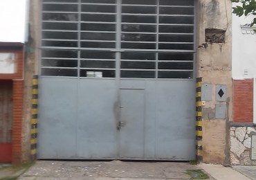 Venta galpón Mr Ross N° 739, 970m², cochera para 40 vehículos. Inversión asegurada