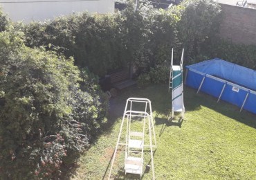 Venta casa interna única, Virasoro N° 200, impecable, amplio jardín, dos patios, 2 dormitorios, parrillero.