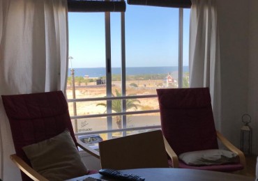 Dpto. Punta del Este - Parada 11, vista al mar, 2 dormitorios, patio/quincho con parrillero