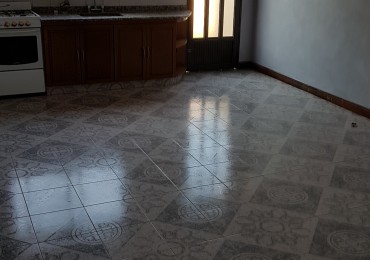 Alquiler casa Planta Alta, dos dormitorios, dos patios. Excelente estado.