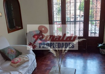 Venta Casa estilo Uruguay 1300, 4/5 habitaciones, garage, quincho, parrillero. Excelente calidad.