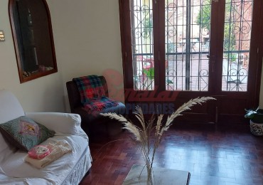 Venta Casa estilo Uruguay 1300, 4/5 habitaciones, garage, quincho, parrillero. Excelente calidad.