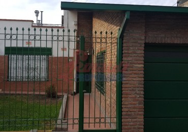 RETASADO Pje. Blanque 1400, cochera amplia, cocina comedor, 2 dormitorios, jardín c/parrillero. OPORTUNIDAD